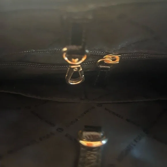 Michael Kors Black Textured Leather Tote 👜🖤. EUC! So beautiful!🤩 - Picture 7 of 7